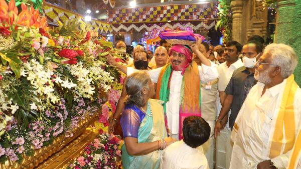 గరుడ వాహనంపై శ్రీ మలయప్ప కటాక్షం