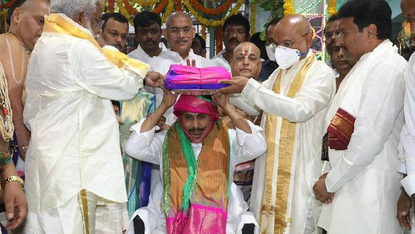 సీఎంకు వేద పడింతుల వేదాశీర్వచనం