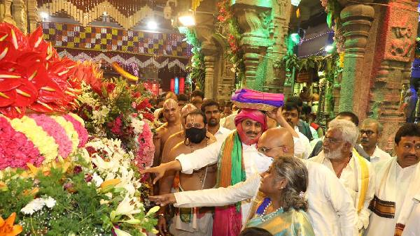  శ్రీవారి డైరీలు, క్యాలెండర్లు ఆవిష్కరించిన సీఎం జగన్