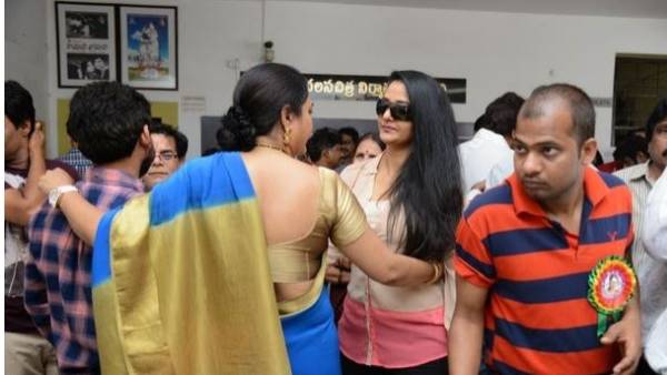 తరలి వస్తున్న స్టార్స్... కొనసాగుతున్న ఉత్కంఠ