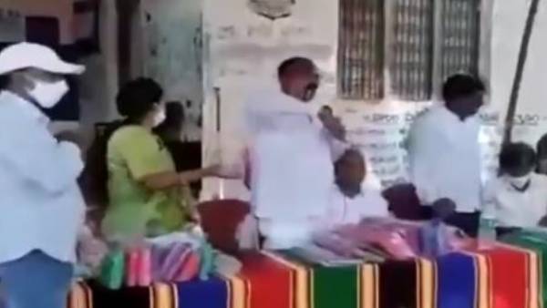 వనపర్తి జిల్లాలో బతుకమ్మ చీరల పంపిణీలో ఎంపీపీ మౌనిక షాకింగ్ వ్యాఖ్యలు వనపర్తి జిల్లాలో బతుకమ్మ చీరల పంపిణీలో ఎంపీపీ మౌనిక షాకింగ్ వ్యాఖ్యలు