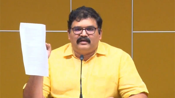 నర్సీపట్నం పోలీసులు గుంటూరు వచ్చి మరీ నోటీసులిస్తారా ? నర్సీపట్నం పోలీసులు గుంటూరు వచ్చి మరీ నోటీసులిస్తారా ?