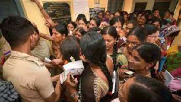 అట్లూరులో దొంగ ఓట్లు వెయ్యటానికి ప్రయత్నించిన మహిళలు అట్లూరులో దొంగ ఓట్లు వెయ్యటానికి ప్రయత్నించిన మహిళలు