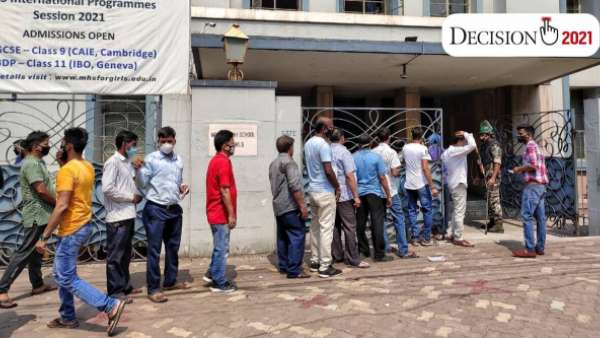 పోలింగ్ కేంద్రాల వద్ద అడ్డగింత పోలింగ్ కేంద్రాల వద్ద అడ్డగింత