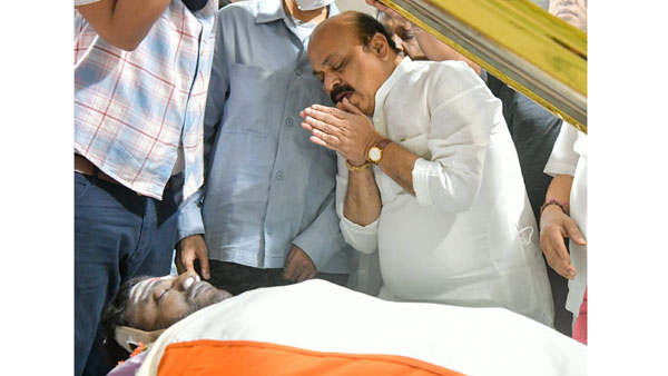 పార్థివదేహానికి ఆప్యాయంగా ముద్దుపెట్టిన ముఖ్యమంత్రి పార్థివదేహానికి ఆప్యాయంగా ముద్దుపెట్టిన ముఖ్యమంత్రి