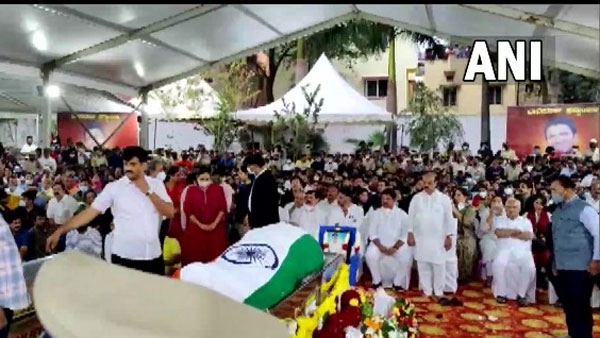 శుక్రవారం కన్నుమూసిన పునీత్..