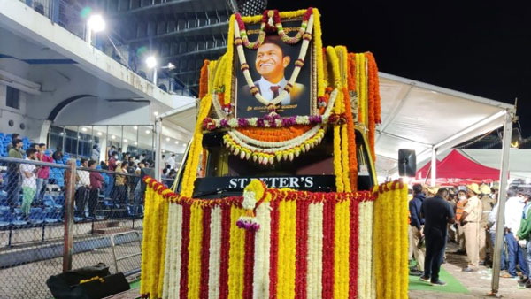 పార్థివదేహం పక్కనే..