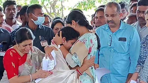 తండ్రి సమాధి వద్ద కన్నీటి పర్యంతం తండ్రి సమాధి వద్ద కన్నీటి పర్యంతం