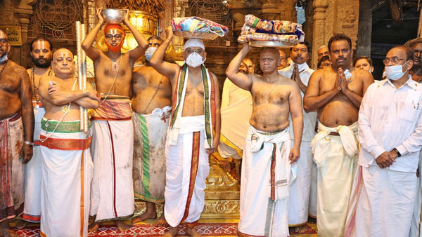 శ్రీవారి ఆలయంలో కోయిల్ అళ్వార్ తిరుమంజసం