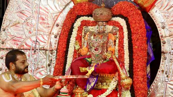 పటికబెల్లం, కవిపండ్లు, ఎరుపు పవిత్రమాలలు