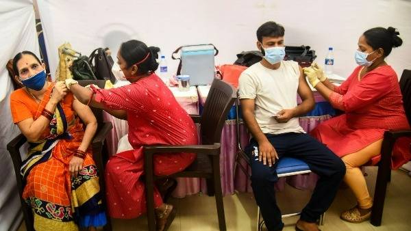 బిలియన్ కరోనా టీకాల మార్కును దాటిన భారత్ వ్యాక్సినేషన్ 