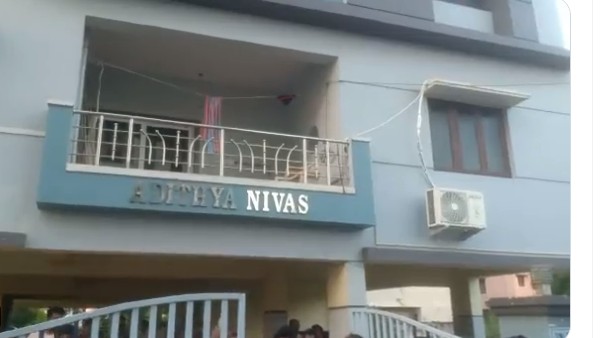 అపార్ట్ మెంట్ పై నుంచి దూకిన మైనర్ బాలిక అపార్ట్ మెంట్ పై నుంచి దూకిన మైనర్ బాలిక