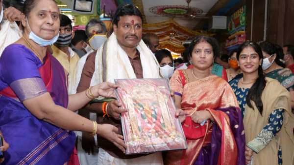 vijayawada kanakadurga appearing as balatripura sundari on second day of dussehra sarannavaratris