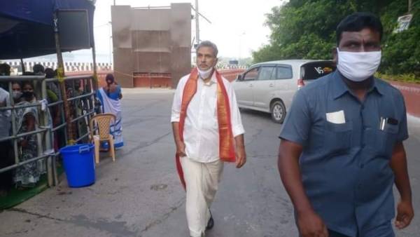 vijayawada kanakadurga as saraswati devi on mula nakshatram day, police stop mp kesineni convoy