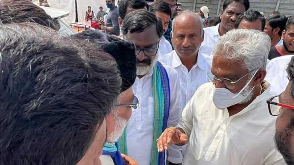 పాదయాత్రలో ప్రత్యక్షమైన వైవీ సుబ్బారెడ్డి పాదయాత్రలో ప్రత్యక్షమైన వైవీ సుబ్బారెడ్డి