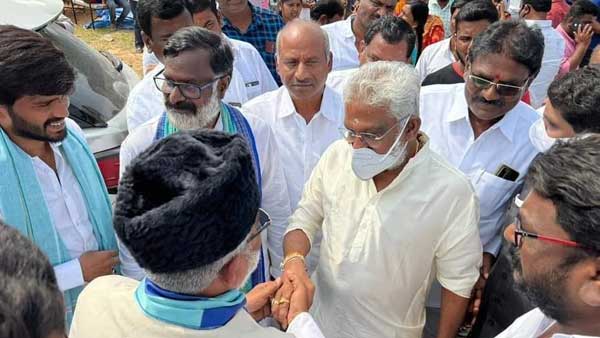 తోబుట్టువు క్షేమ సమాచారంపై ఆరా.. తోబుట్టువు క్షేమ సమాచారంపై ఆరా..
