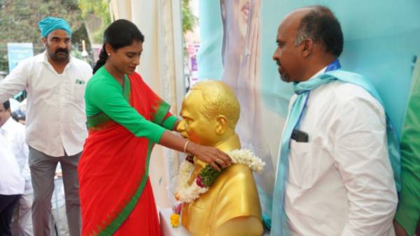 ధర్నాలు చేయాల్సింది ఇక్కడ కాదు.. దమ్ముంటే ఢిల్లీలో చేయాలని షర్మిళ సవాల్ ధర్నాలు చేయాల్సింది ఇక్కడ కాదు.. దమ్ముంటే ఢిల్లీలో చేయాలని షర్మిళ సవాల్