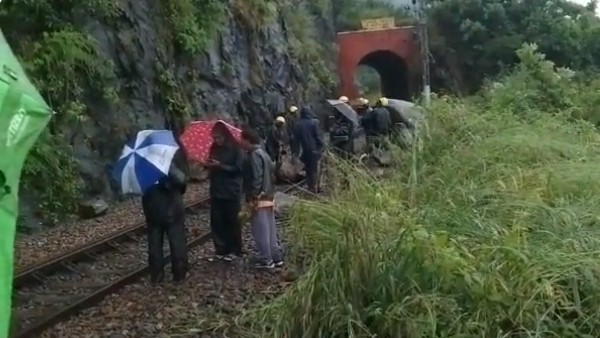  రైలు మార్గంలో విరిగిపడిన కొండచరియలు .. అరకు మార్గంలో నిలిచిన రైళ్ళు 