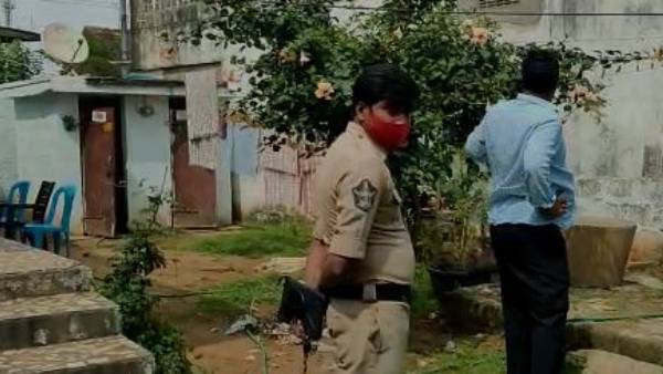 తమ కాపురాన్ని విడదీసింది అత్తమామలే అంటూ మహిళ ఆరోపణ తమ కాపురాన్ని విడదీసింది అత్తమామలే అంటూ మహిళ ఆరోపణ