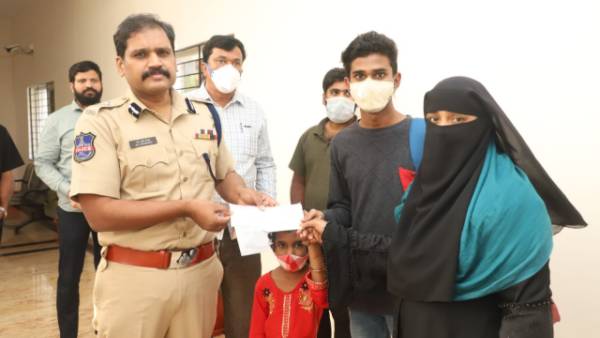  Stephen Ravindra handed over the checks.!