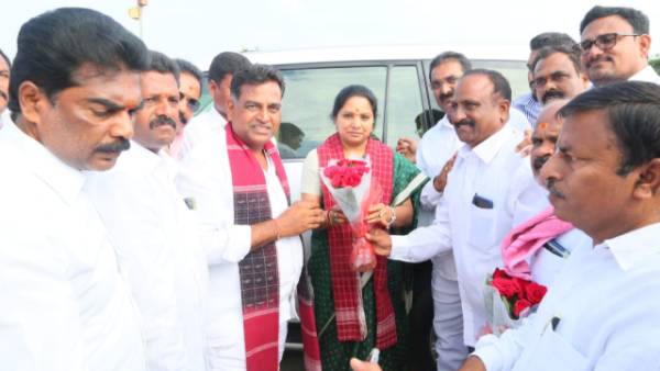  కవితకు ఘన స్వాగతం.. నిజామాబాద్ లో పండగ వాతావరణం