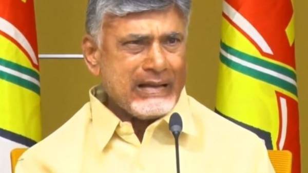 వరద బాధితులే తనను ఓదార్చాలి అన్నట్టు చంద్రబాబు తీరు వరద బాధితులే తనను ఓదార్చాలి అన్నట్టు చంద్రబాబు తీరు