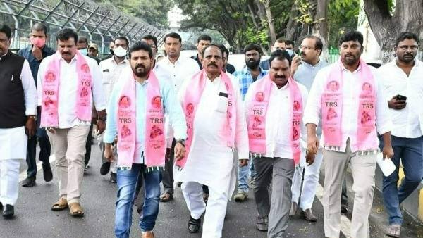 కేసీఆర్ ఉద్యమం చేస్తున్నప్పుడు ఎక్కడ ఉన్నారు..?అరవింద్, సంజయ్ లను ప్రశ్నించిన టీఆర్ఎస్ నేతలు