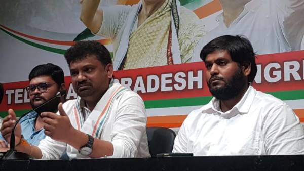 బీజేపి తో టీఆర్ఎస్ లోపాయకారి ఒప్పందం.. అందుకే దొంగ ధీక్షలు, ధర్నాలు అంటున్న కాంగ్రెస్ బీజేపి తో టీఆర్ఎస్ లోపాయకారి ఒప్పందం.. అందుకే దొంగ ధీక్షలు, ధర్నాలు అంటున్న కాంగ్రెస్