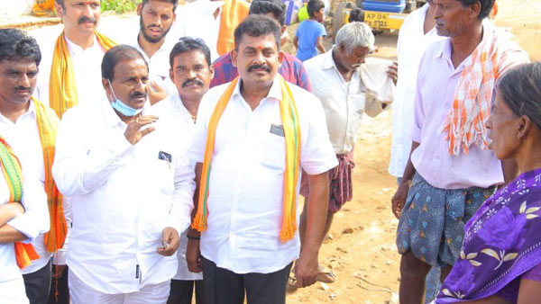 ఏపీ వరదలపై స్పందిస్తున్న తెలంగాణా బీజేపీ నేతలు