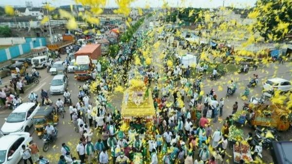 అమరావతి రైతుల పాదయాత్రలో లాఠీ చార్జ్ ... మొదలైన రాజకీయ దుమారం 