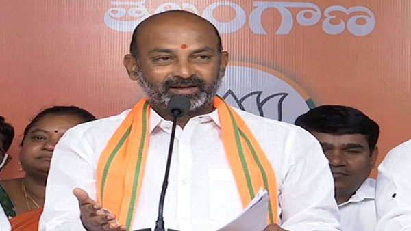 కేంద్రం కొంటామని చెప్పినా.. కేసీఆర్ అబద్ధాలు: బండి సంజయ్