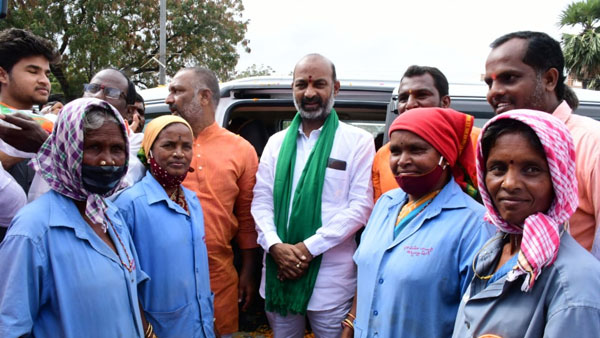 దాడులకు సీఎం కేసీఆర్ ప్రధాన సూత్రధారి .. మండిపడిన బండి సంజయ్