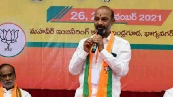 మెడ మీద కత్తి పెడితే ఏదైనా చేస్తావా..? కేసీఆర్ ను సూటిగా ప్రశ్నించిన బండి సంజయ్ మెడ మీద కత్తి పెడితే ఏదైనా చేస్తావా..? కేసీఆర్ ను సూటిగా ప్రశ్నించిన బండి సంజయ్