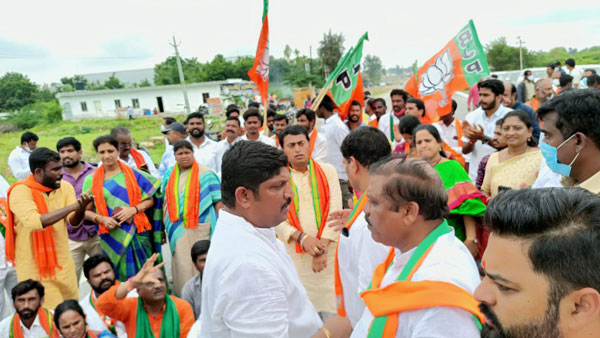బండి సంజయ్ పర్యటనలకో ఉద్రిక్తత .. బీజేపీ వర్సెస్ టీఆర్ఎస్