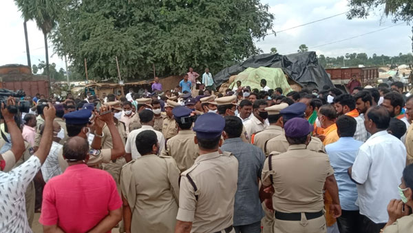 అర్జాలబావి ఐకేపీ సెంటర్ వద్ద బండి సంజయ్.. వాహనంపై కోడిగుడ్లు విసిరిన టీఆర్ఎస్ శ్రేణులు, బీజేపీ ధర్నా