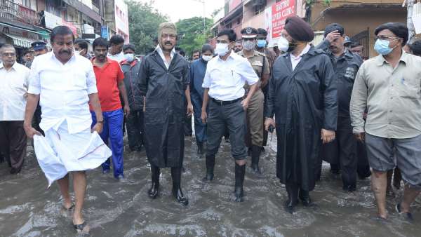 దేవుడిని వేడుకుంటున్న ప్రజలు