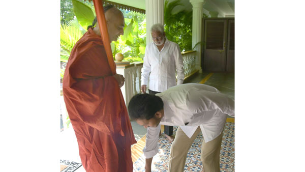 chinna jeeyar swamy met ap cm ys jagan, invite for ramanujacharyas millenium celebrations