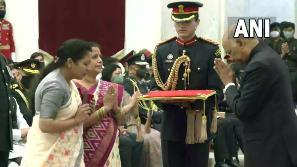 రాష్ట్రపతి చేతుల మీదుగా.. రాష్ట్రపతి చేతుల మీదుగా..