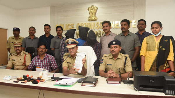 నకిలీ భీమా పాలసీలు చేస్తున్న 8 మంది సభ్యుల రెండు ముఠాలను పట్టుకున్న పోలీసులు నకిలీ భీమా పాలసీలు చేస్తున్న 8 మంది సభ్యుల రెండు ముఠాలను పట్టుకున్న పోలీసులు