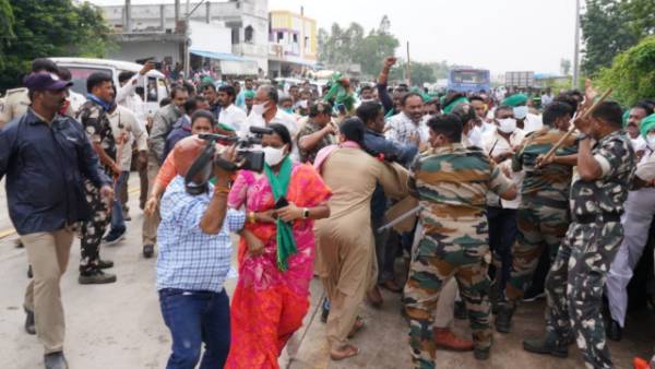 అమరావతి రైతుల మహా పాదయాత్రపై అడుగడుగునా పోలీసుల ఆంక్షలు .. రైతుల ఆగ్రహం