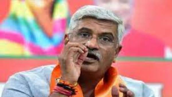 తనను, కేంద్రాన్ని కేసీఆర్ ఎలా బాధ్యత చేస్తారంటూ షెకావత్ ఫైర్ తెలుగు రాష్ట్రాలకు చెందిన ఇద్దరు సీఎంలతో కలిసి అపెక్స్ కౌన్సిల్ సమావేశం జరిగిందని తెలిపారు. చాలా నుంచి జరగాల్సిన సమావేశాన్ని చొరవ తీసుకుని ఏర్పాటు చేశామని చెప్పారు. ఏడేళ్లు ఆలస్యం కావడానికి తాను, కేంద్రం ఎలా బాధ్యత వహిస్తామని ప్రశ్నించారు కేంద్రమంత్రి షెకావత్. రెండు రాష్ట్రాలు పరస్పరం ఆరోపణలు చేసుకుంటున్నాయని, రెండు రాష్ట్రాల మధ్య మళ్లీ ముందుకు వెళ్లే పరిస్థితి లేకుండా పోయిందని వ్యాఖ్యానించారు. ప్రధాని కూడా సమస్య పరిష్కారానికి చొరవ చూపాలని సూచించారని కేంద్రమంత్రి షెకావత్ తెలిపారు. పరిధి నోటిఫై కానంతవరకు బాధ్యత ఎలా కొనసాగిస్తారు? ఇద్దరు సీఎంలు ఒప్పుకున్న తర్వాతే.. బోర్డుల పరిధిని నోటిఫై చేశారన్నారు.