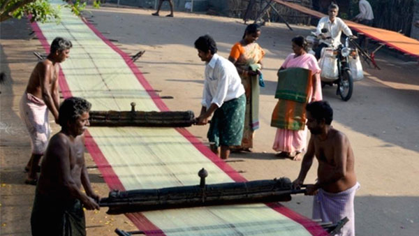 వర్షాలు, వరదల దెబ్బకు కుదేలవుతున్న నేత కార్మికులు