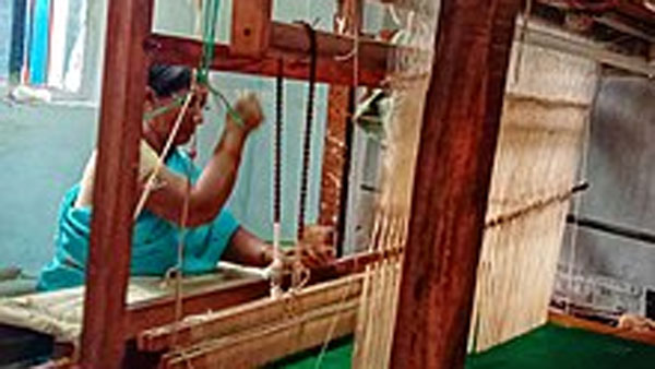 నిత్యావసరాల కోసం కూడా అప్పులు చేస్తున్న పరిస్థితి, కరోనా తో దెబ్బ, ఇప్పుడు వర్షాలతోనూ ఎఫెక్ట్