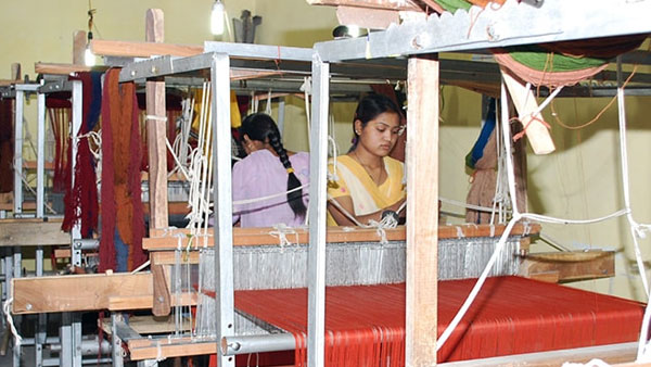 చిత్తూరు జిల్లాలో 25 వేల చేనేత మగ్గాలు.. పనుల్లేక నేతన్నల ఇబ్బందులు