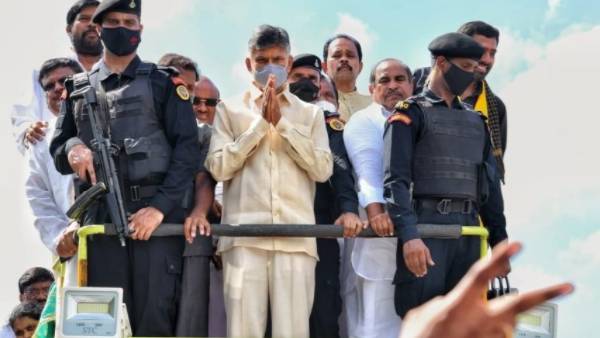 వరదల తీవ్రతతో షెడ్యూల్ లో మార్పులు .. ఎన్టీఆర్ ట్రస్ట్, టీడీపీ శ్రేణుల వరద సహాయం వరదల తీవ్రతతో షెడ్యూల్ లో మార్పులు .. ఎన్టీఆర్ ట్రస్ట్, టీడీపీ శ్రేణుల వరద సహాయం