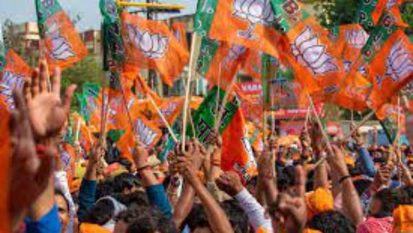 జమునా హేచరీస్ వద్ద టీఆర్ఎస్ నాయకులకు ఏం పని? బీజేపీ ఫైర్