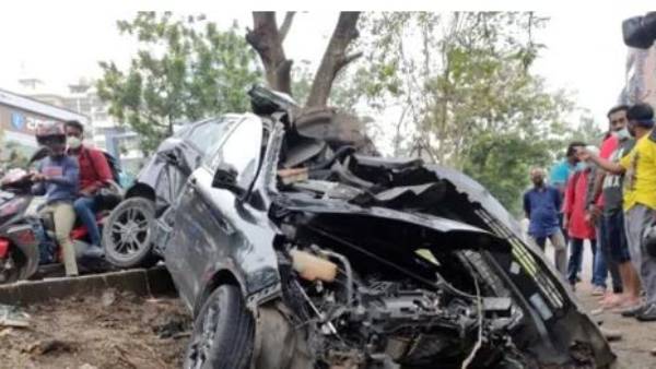  బైక్ ను తప్పించి చెట్టుకును ఢీకొట్టిన కారు