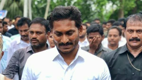 విశాఖ విమానాశ్రంలో కోడి కత్తితో దాడి