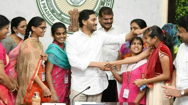 కళాశాలలకు వెళ్లి.. ఆరాతీయండి.. 