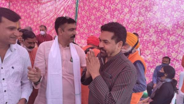 Controversial BJP leader Kapil Mishra attends Govardhan Puja at a namaz site Controversial BJP leader Kapil Mishra attends Govardhan Puja at a namaz site